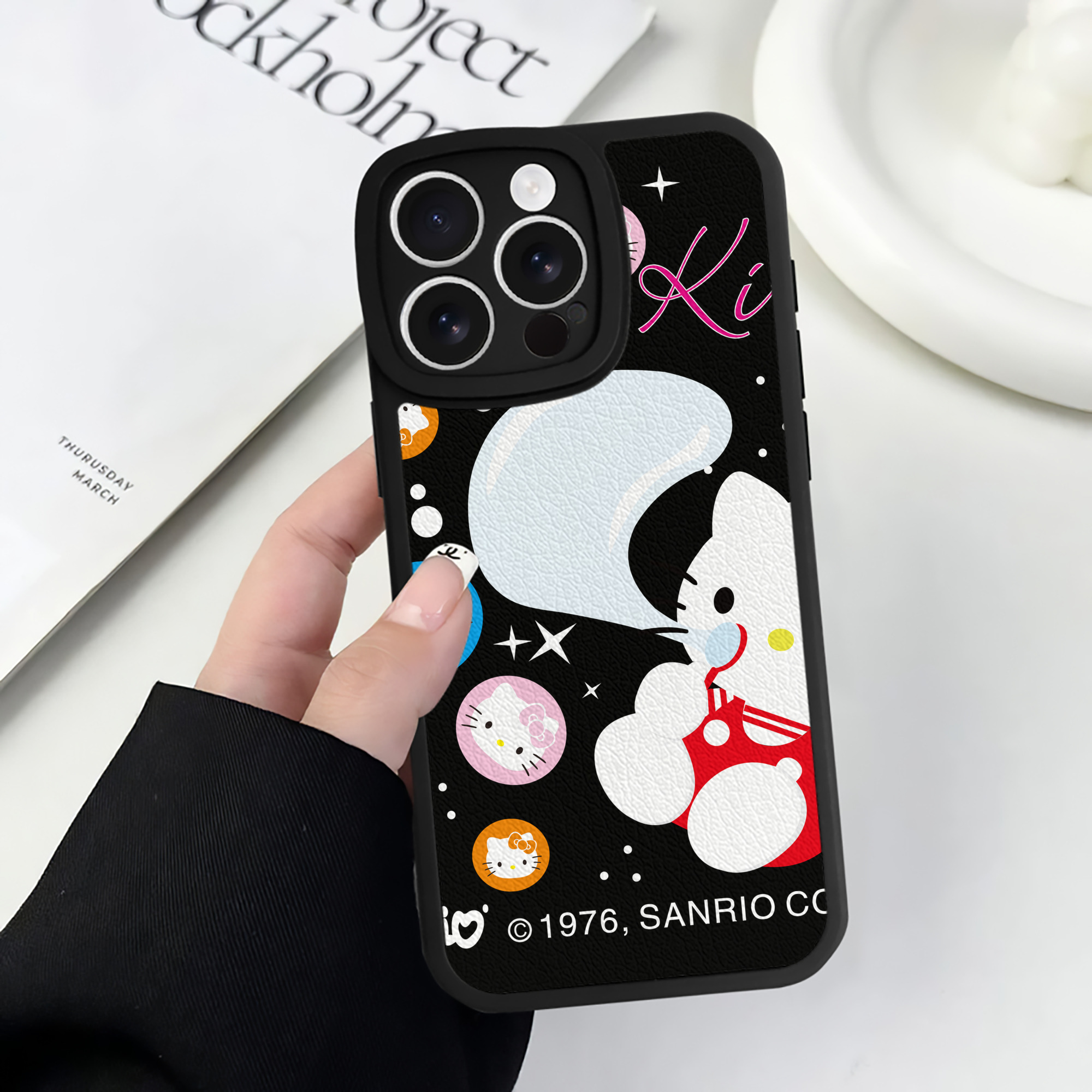 （画像用） Hello Kitty ハローキティ 【iPhone 16シリーズ対応】シリコンスマホケース（レザー調） 材質：シリコン
